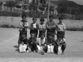 Jugadores de la final de fútbol de alevines con un trofeo