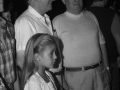 Dos señores junto a una niña