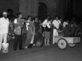 Personas disfrazadas en la plaza de los Fueros