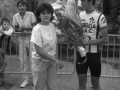 Entrega de un ramo de flores a un ciclista