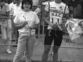 Entrega de un ramo de flores a un ciclista