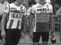 Ciclistas, uno de ellos con un trofeo