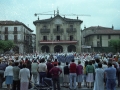 Grupos bailando zinta-dantza en la plaza de los Fueros, durante la celebración de fiestas
