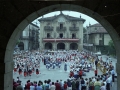 Grupos bailando zinta-dantza en la plaza de los Fueros, durante la celebración de fiestas