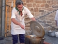 Hombre cocinando en el concurso de cocina
