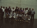 Grupo de pelotaris y otros asistentes a los partidos de pelota. Algunos de ellos con trofeos en sus manos