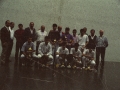 Grupo de pelotaris y otros asistentes a los partidos de pelota. Algunos de ellos con trofeos en sus manos