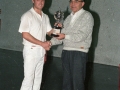 Entrega de trofeos a un jugador de pelota vasca