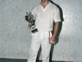 Pelotari con un trofeo en su mano
