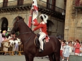 Niño montado a caballo durante los actos del Día del Niño, en la plaza de los Fueros