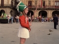Niña en la tamborrada del Día del Niño, en la plaza de los Fueros