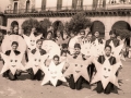 Grupo de jóvenes disfrazados de estrellas y soles en la plaza de los Fueros