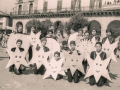 Grupo de jóvenes disfrazados de estrellas y soles en la plaza de los Fueros