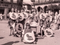 Grupo de jóvenes disfrazados de guerreros en la plaza de los Fueros