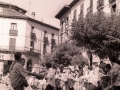 Carrera de jóvenes sobre burros en la plaza de los Fueros