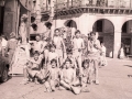 Grupo de jóvenes disfrazados de trogloditas en la plaza de los Fueros