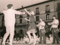 Txistularis y dantzaris en la plaza de los Fueros