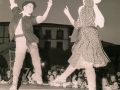 Jóvenes dantzaris bailando en la plaza de los Fueros