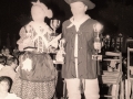 Jóvenes con trofeos en sus manos