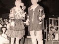 Jóvenes con trofeos en sus manos