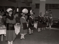 Niñas vestidas de baserritarras en un concurso de quesos