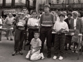 Grupo de niños, uno de ellos levantando un trofeo del concurso de perretxikos