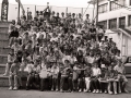 Grupo de niños. Algunos de ellos sostienen premios y trofeos del concurso de perretxikos