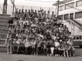 Grupo de niños. Algunos de ellos sostienen premios y trofeos del concurso de perretxikos