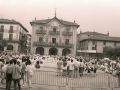 Grupos de dantzaris bailando en la plaza de los Fueros