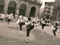 Dantzaris bailando en la plaza de los Fueros