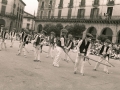 Jóvenes dantzaris bailando makil-dantza en la plaza de los Fueros