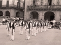 Jóvenes dantzaris en la plaza de los Fueros
