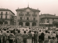 Grupos de dantzaris bailando en la plaza de los Fueros