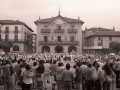 Grupos de dantzaris bailando en la plaza de los Fueros