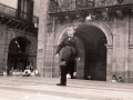 Niño vestido de autoridad, bailando en la plaza de los Fueros