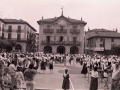 Grupos de dantzaris en la plaza de los Fueros