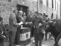 Entrega de un trofeo del concurso de ganado