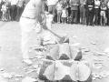 Aizkolari cortando troncos