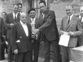 Entrega de un trofeo del concurso de ganado