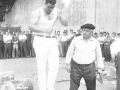Aizkolari cortando troncos