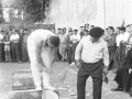 Aizkolari cortando troncos