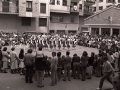 Dantzaris bailan en una plaza del barrio de Errekalde