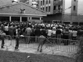 Personas contemplando a los dantzaris en una plaza del barrio de Errekalde