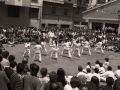 Exhibición de karate en una plaza del barrio de Errekalde
