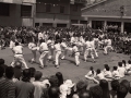 Exhibición de karate en una plaza del barrio de Errekalde