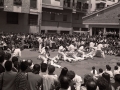 Exhibición de karate en una plaza del barrio de Errekalde