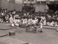 Exhibición de karate en una plaza del barrio de Errekalde