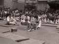 Exhibición de karate en una plaza del barrio de Errekalde