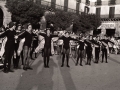 Gente disfrazada de mariposas en la plaza de los Fueros