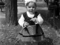 Niña vestida con la indumentaria tradicional durante las fiestas